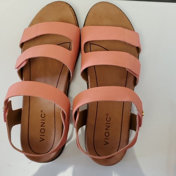 NWT Vionic Colleen Leather Sandal, size 9.5 - Picture 2 of 11